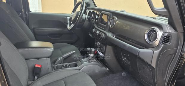 Jeep Wrangler 2019 Black photo 6