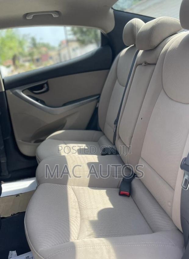 Hyundai Elantra SE Sedan FWD (1.8L 4cyl 6A) 2016 White photo 9