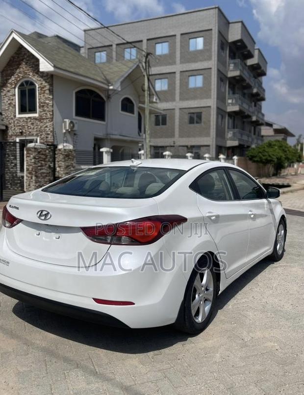 Hyundai Elantra SE Sedan FWD (1.8L 4cyl 6A) 2016 White photo 4