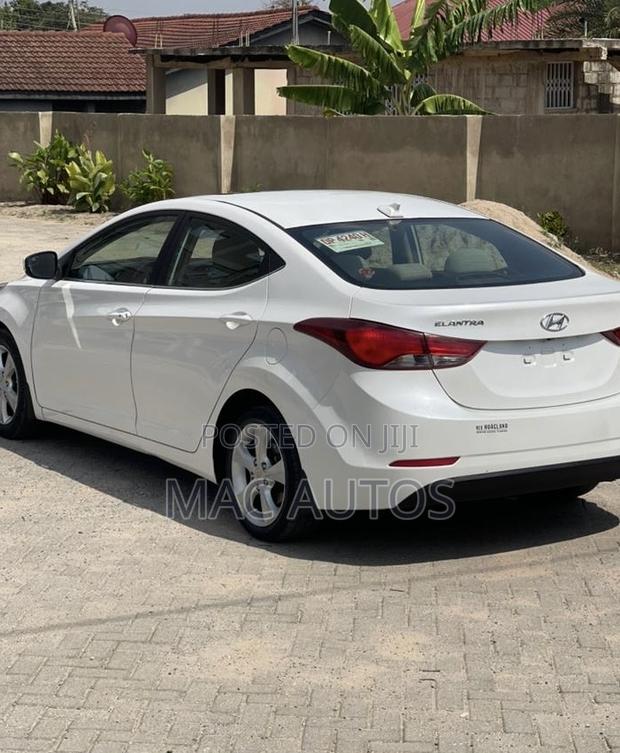 Hyundai Elantra SE Sedan FWD (1.8L 4cyl 6A) 2016 White photo 5