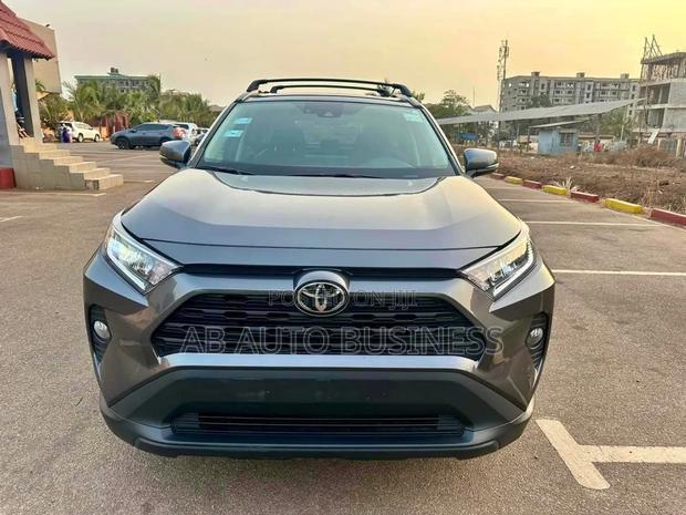 Toyota RAV4 XLE AWD 2023 Gray