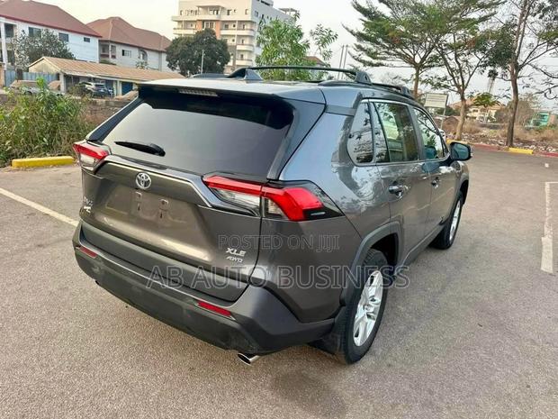 Toyota RAV4 XLE AWD 2023 Gray photo 2