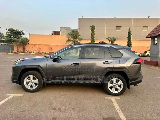 Toyota RAV4 XLE AWD 2023 Gray photo 3