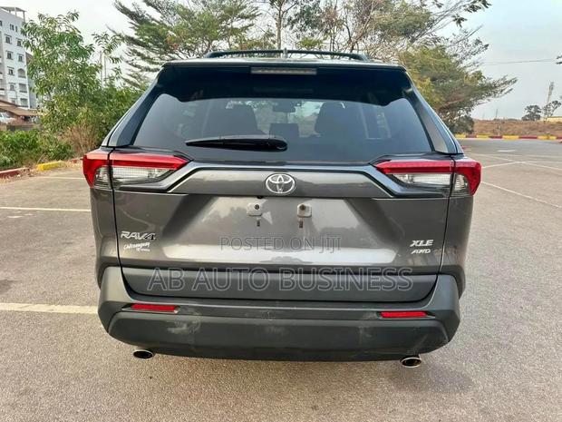 Toyota RAV4 XLE AWD 2023 Gray photo 4