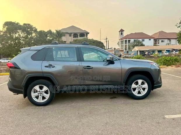 Toyota RAV4 XLE AWD 2023 Gray photo 5