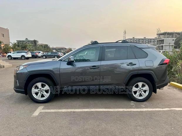 Toyota RAV4 XLE AWD 2023 Gray photo 6