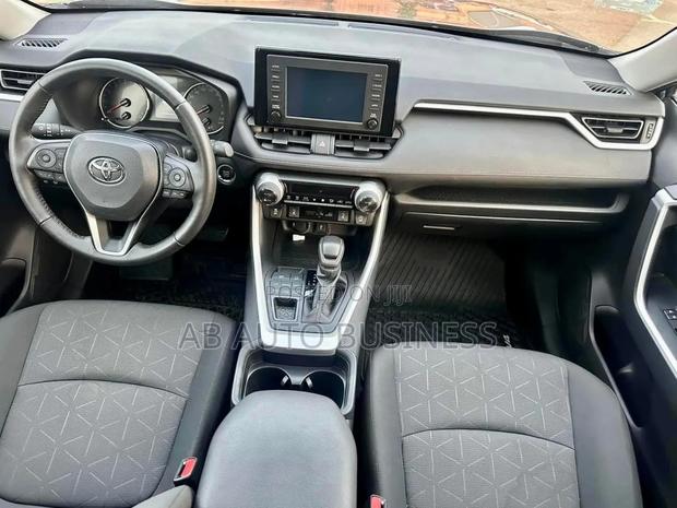 Toyota RAV4 XLE AWD 2023 Gray photo 7