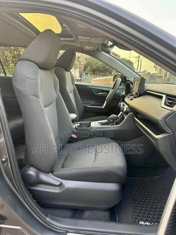 Toyota RAV4 XLE AWD 2023 Gray photo 8