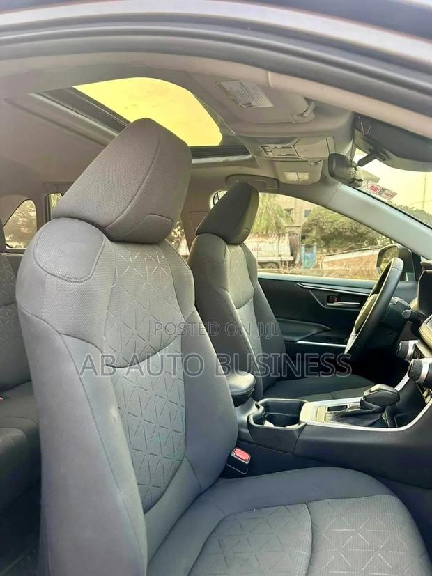 Toyota RAV4 XLE AWD 2023 Gray photo 9