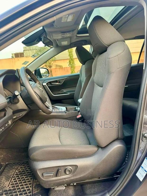 Toyota RAV4 XLE AWD 2023 Gray photo 10