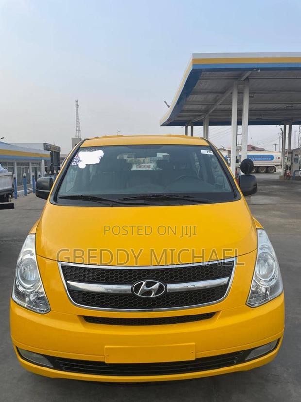 Hyundai Starex 2011 Yellow