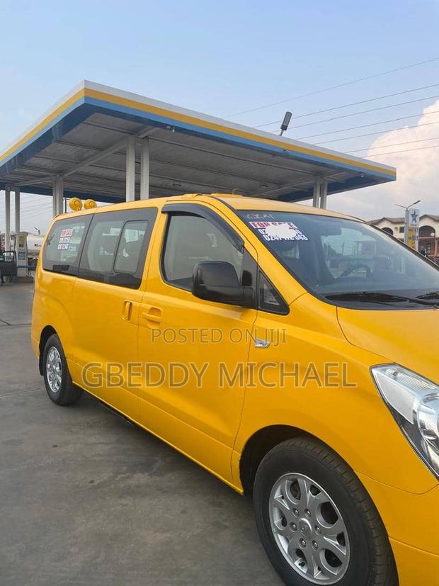 Hyundai Starex 2011 Yellow photo 2