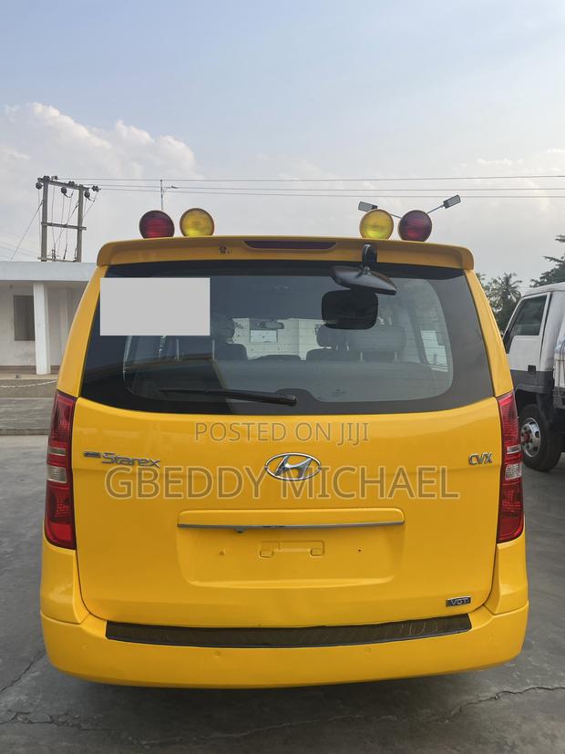 Hyundai Starex 2011 Yellow photo 5