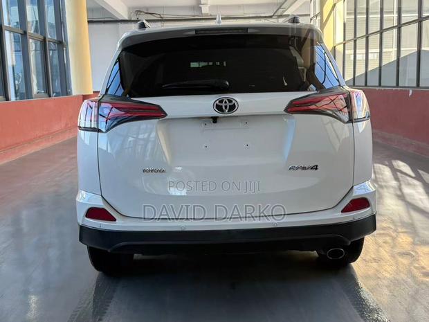 Toyota RAV4 SE AWD (2.5L 4cyl 6A) 2016 White photo 2