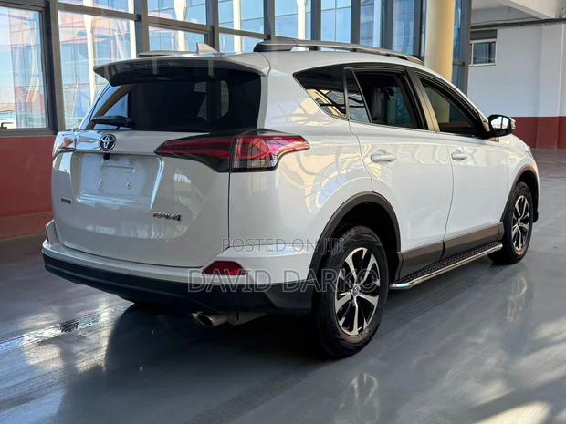 Toyota RAV4 SE AWD (2.5L 4cyl 6A) 2016 White photo 4