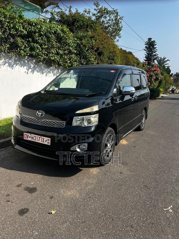 Toyota Voxy 2012 Black photo 5