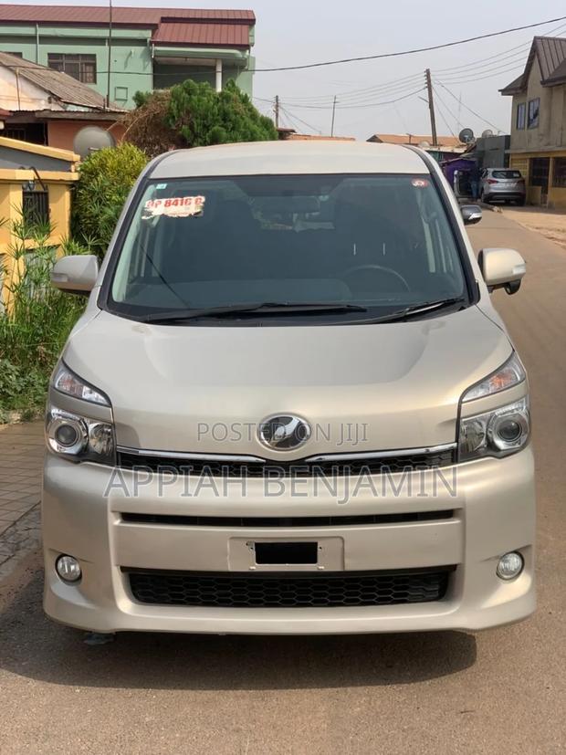 Toyota Voxy 2012 Gold
