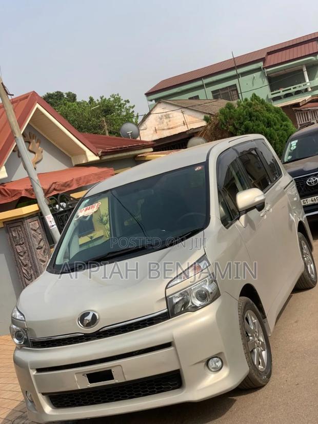 Toyota Voxy 2012 Gold