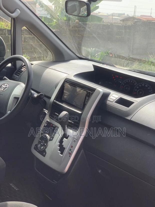 Toyota Voxy 2012 Gold