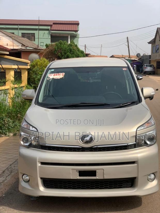 Toyota Voxy 2012 Gold