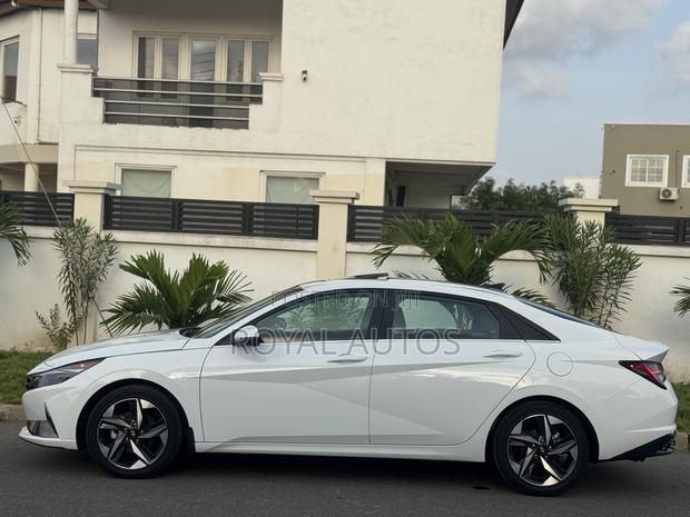 Hyundai Elantra Limited 2023 White photo 3