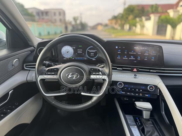 Hyundai Elantra Limited 2023 White photo 9