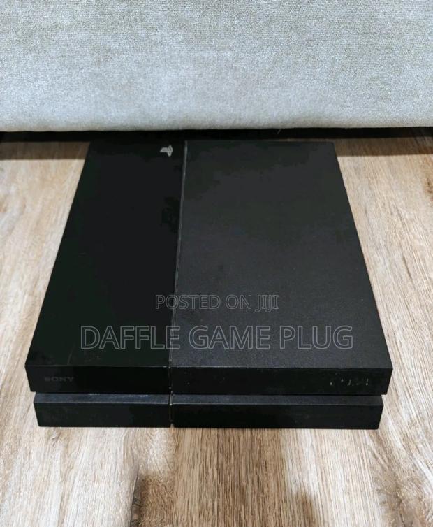 Ps4 Standard 1 Terabyte With 4 Games and One Controller photo 2