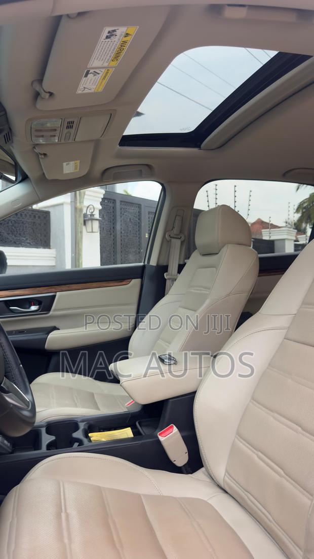 Honda CR-V Touring AWD 2018 Beige photo 5