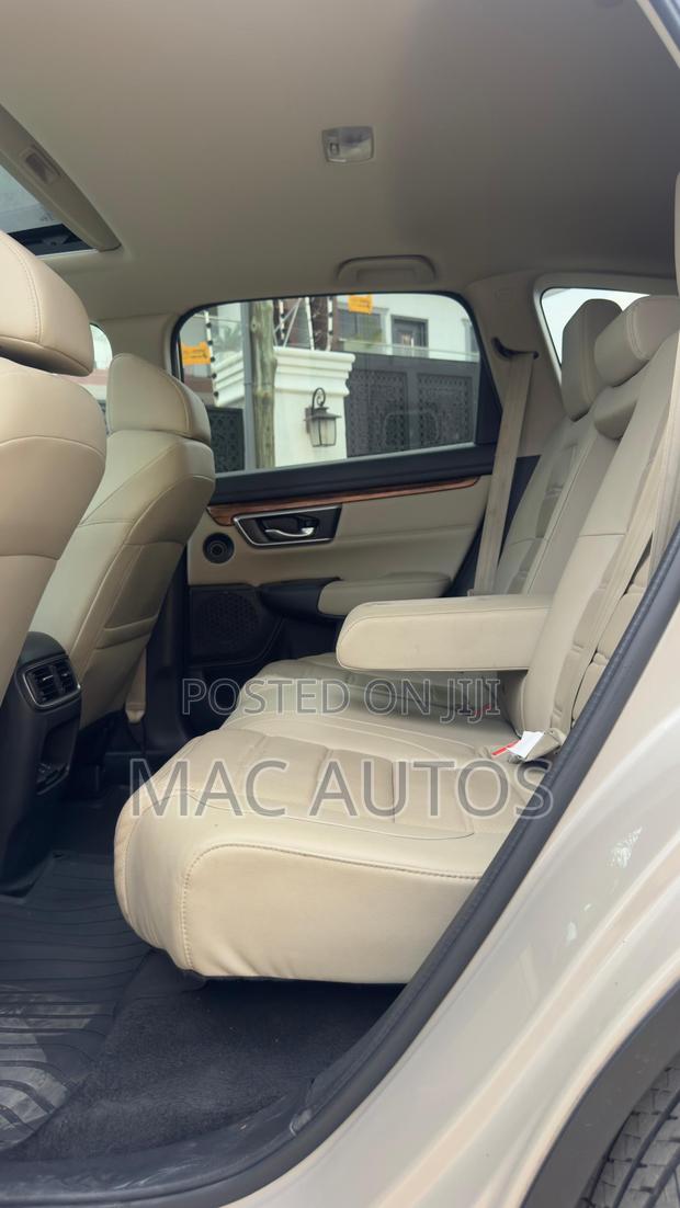 Honda CR-V Touring AWD 2018 Beige photo 6
