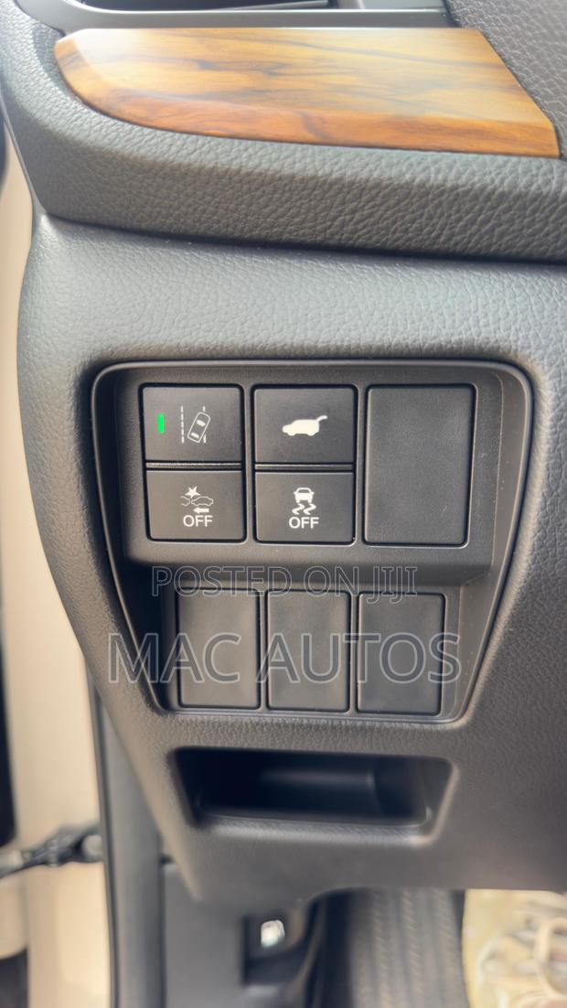 Honda CR-V Touring AWD 2018 Beige photo 9