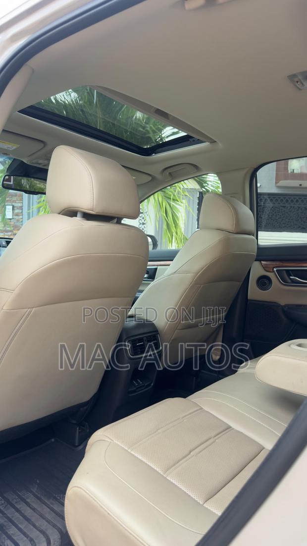 Honda CR-V Touring AWD 2018 Beige photo 10