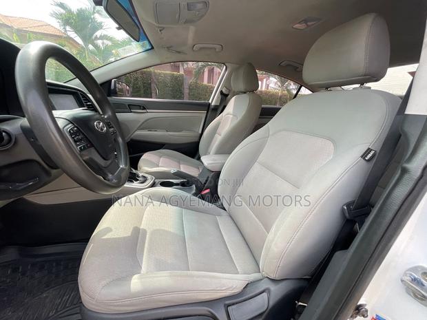 Hyundai Elantra SE Sedan FWD (2.0L 4cyl 6M) 2017 White