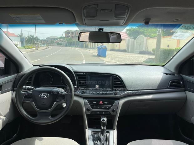 Hyundai Elantra SE Sedan FWD (2.0L 4cyl 6M) 2017 White