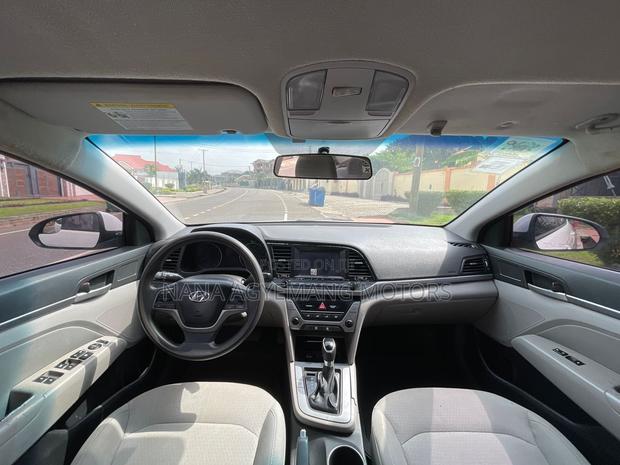 Hyundai Elantra SE Sedan FWD (2.0L 4cyl 6M) 2017 White