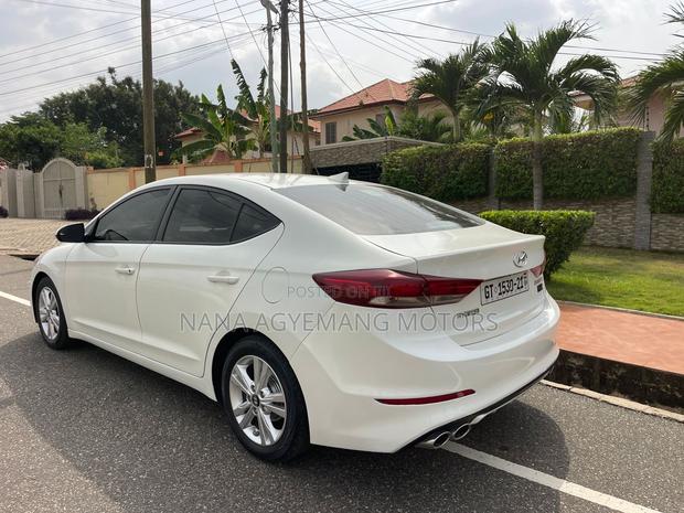 Hyundai Elantra SE Sedan FWD (2.0L 4cyl 6M) 2017 White