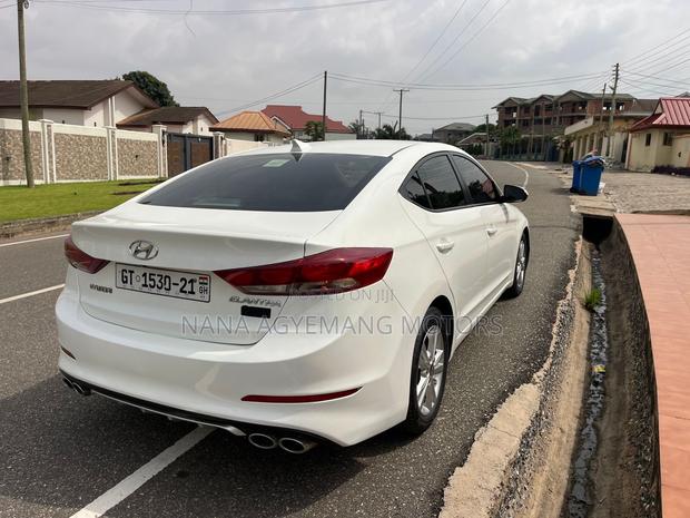 Hyundai Elantra SE Sedan FWD (2.0L 4cyl 6M) 2017 White