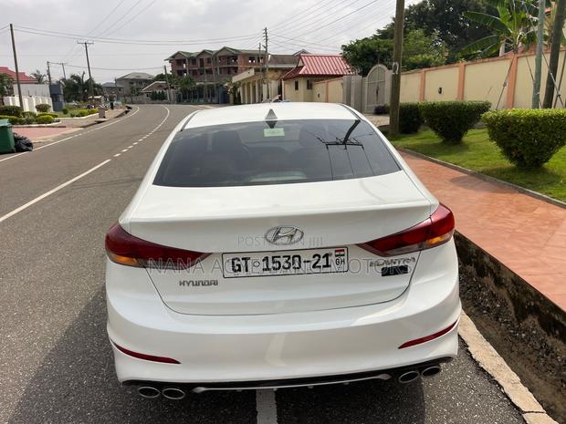 Hyundai Elantra SE Sedan FWD (2.0L 4cyl 6M) 2017 White