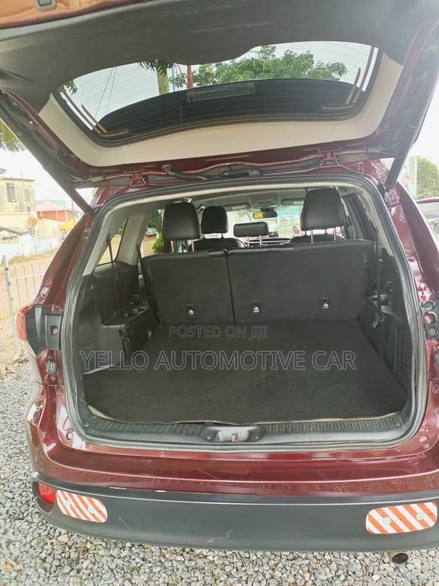 Rent 2018 Toyota Highlander · Photo 4