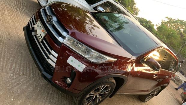Rent 2018 Toyota Highlander · Photo 3