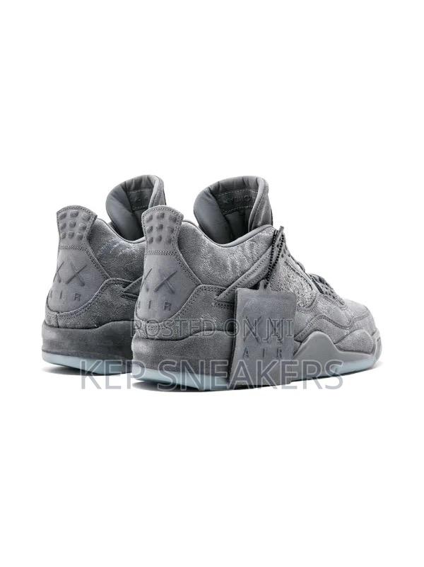Air Jordan 4 Retro “Suede Kaws Cool Grey” · Photo 4