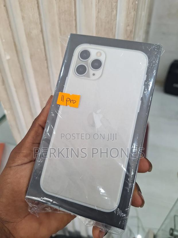 New Apple iPhone 11 Pro 64 GB Silver photo 2
