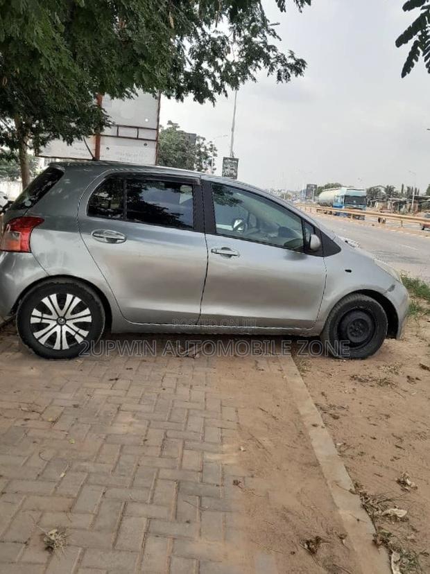 Toyota Vitz 1.5 FWD 5dr 2010 Gray photo 2