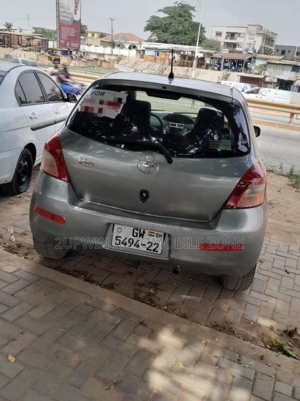 Toyota Vitz 1.5 FWD 5dr 2010 Gray photo 3