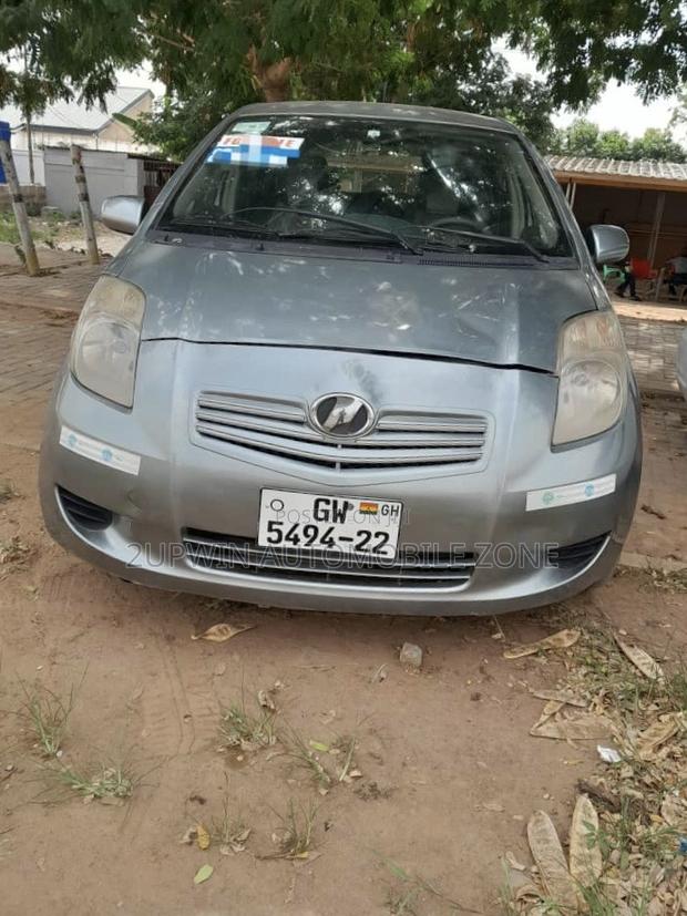 Toyota Vitz 1.5 FWD 5dr 2010 Gray
