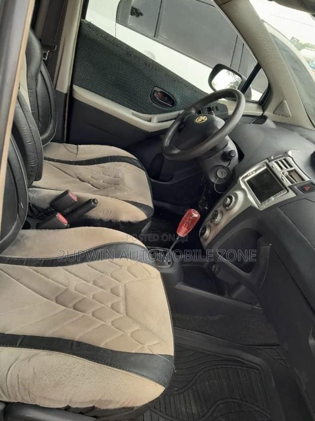 Toyota Vitz 1.5 FWD 5dr 2010 Gray photo 5
