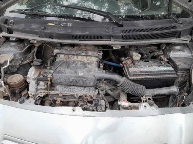 Toyota Vitz 1.5 FWD 5dr 2010 Gray photo 6