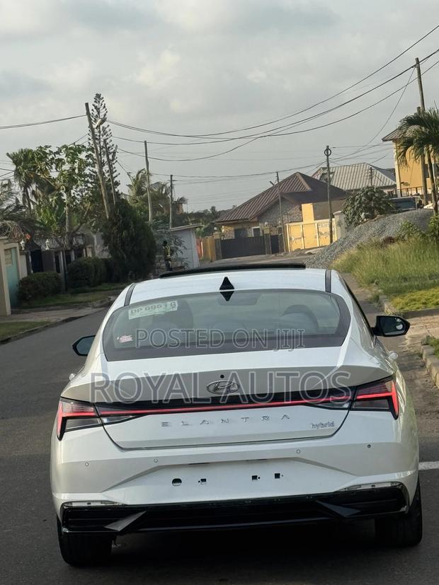 Hyundai Elantra Limited 2023 White photo 4