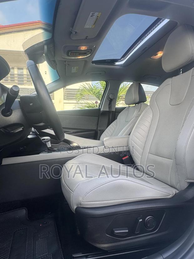 Hyundai Elantra Limited 2023 White photo 6