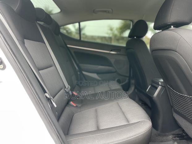 Hyundai Elantra SE 2018 White photo 7