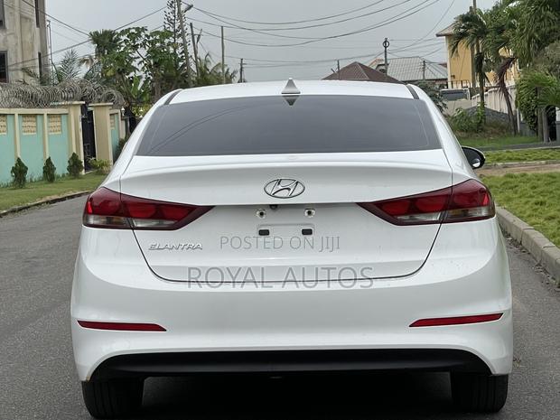 Hyundai Elantra SE 2018 White photo 4
